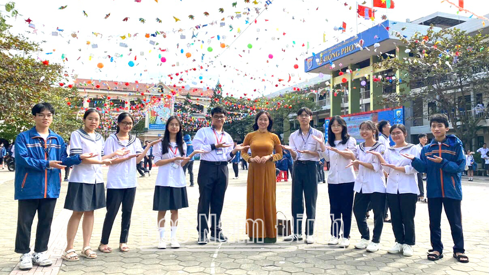 Die Studentin Nguyen Quynh Chi (2. von links) mit ihren Freunden und ihrer Lehrerin Tran Thi Thanh Xuan – Leiterin des National Excellent Student Team in Biologie.