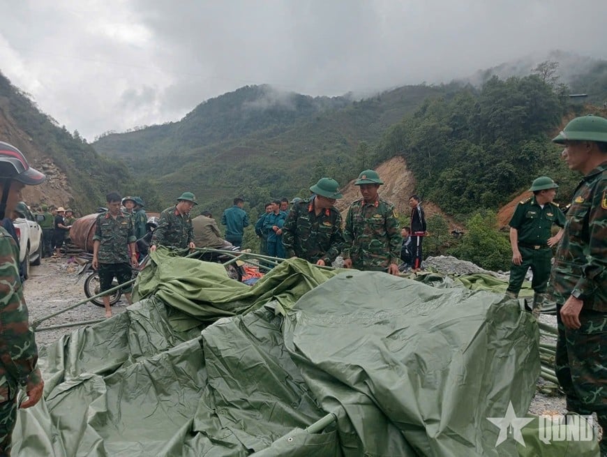 Bộ CHQS tỉnh Lai Châu thành lập Sở chỉ huy tại chỗ để triển khai công tác tìm kiếm, cứu nạn. 