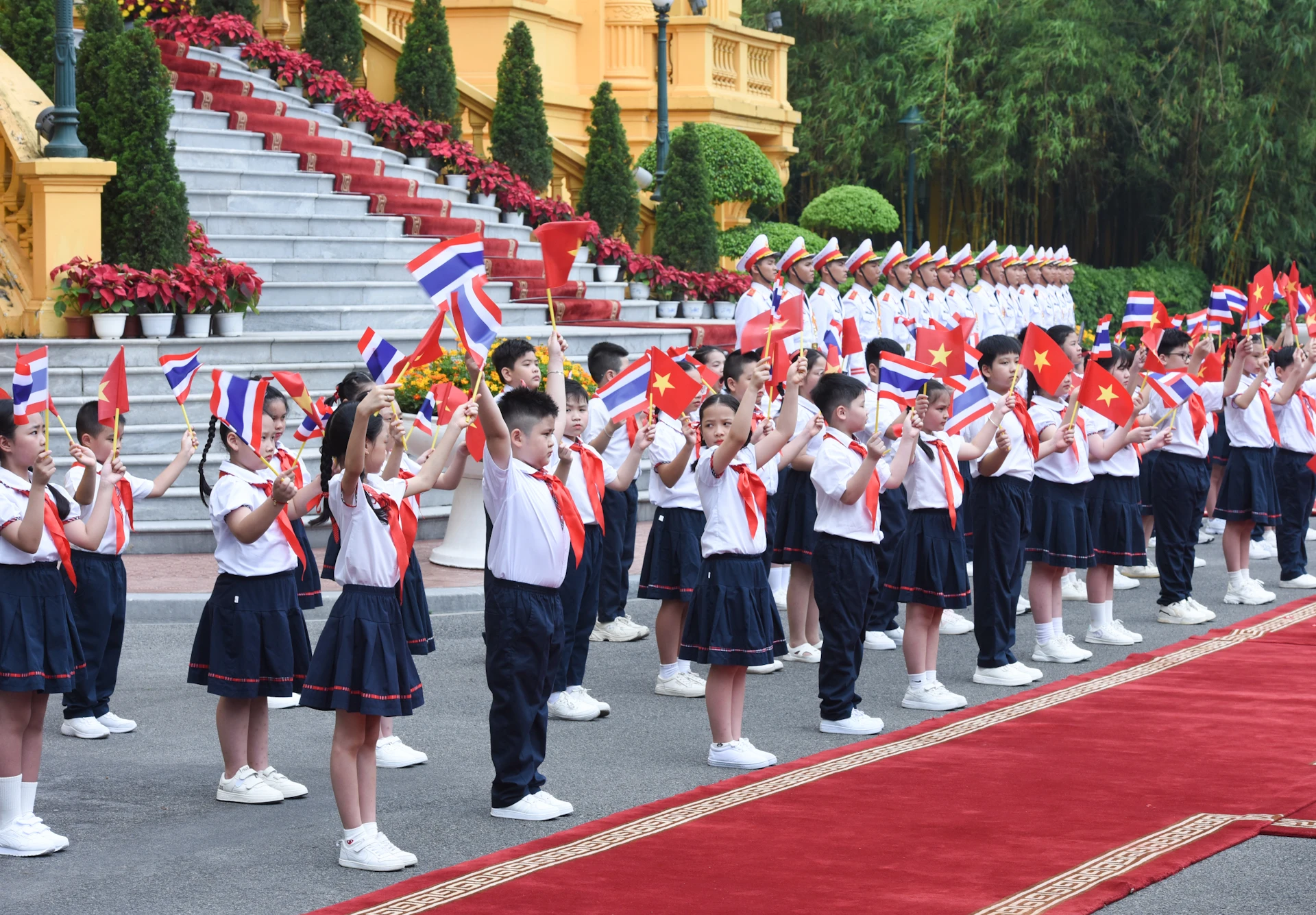 [Ảnh] Lễ đón Thủ tướng Vương quốc Thái Lan Paetongtarn Shinawatra thăm chính thức Việt Nam ảnh 7