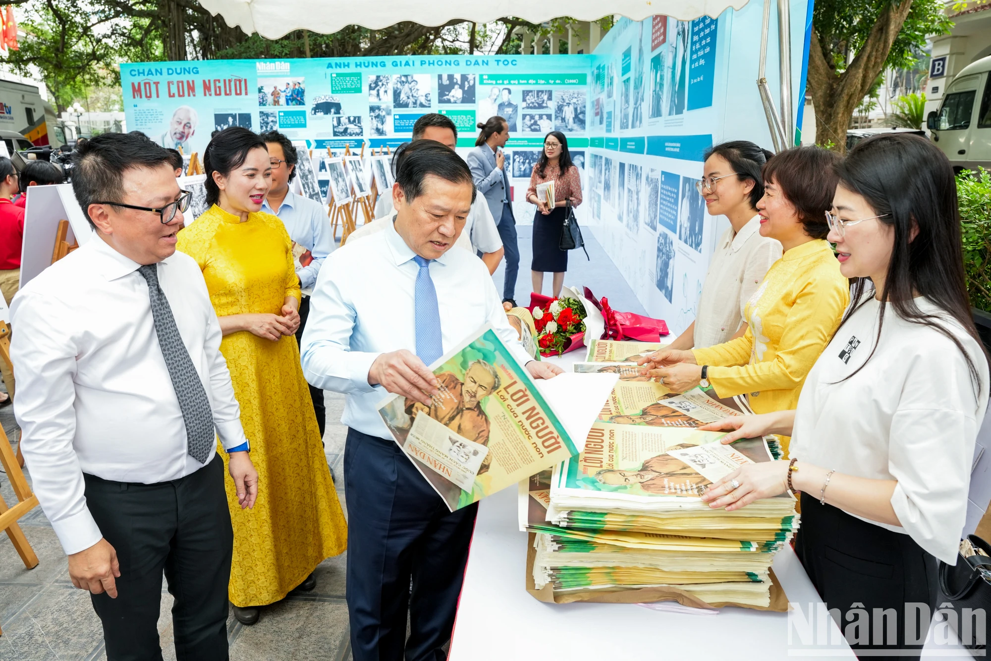 [Ảnh] Đông đảo người dân và du khách đến với Triển lãm ảnh "Rạng rỡ tên Người'' ảnh 2