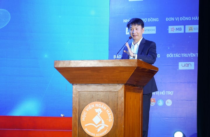 PGS. TS Nguyễn Thanh Phương, Phó Giám đốc, Trưởng Ban Tư vấn Hỗ trợ Khởi nghiệp và Đổi mới sáng tạo Học viện Ngân hàng, phát biểu tại đêm chung kết Finspark 2025.
