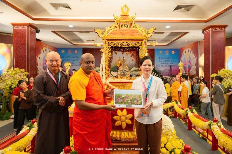 Họa sĩ Kim Đức và bức tranh “Liên Hoa Tịnh Cảnh” tại Đại lễ Vesak 2025 ảnh 1