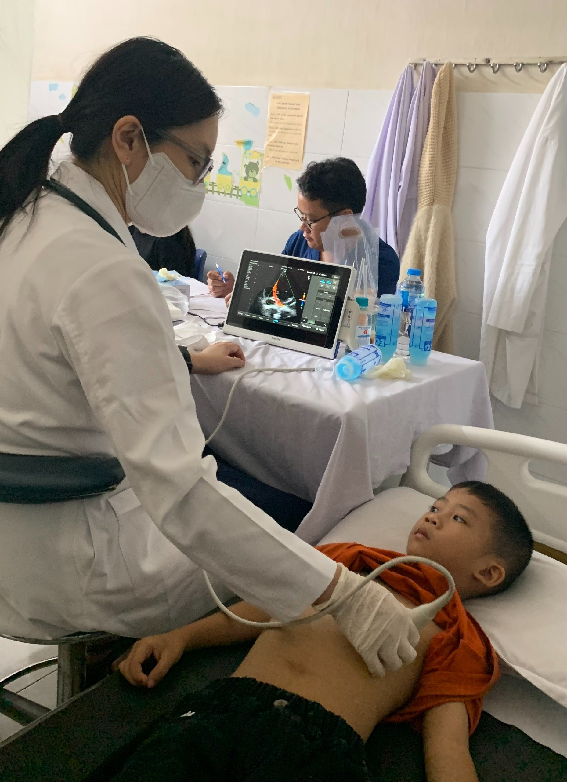Trẻ em được kiểm tra sức khỏe, khám tim, hỗ trợ dinh dưỡng miễn phí. Ảnh: HOÀNG LÊ