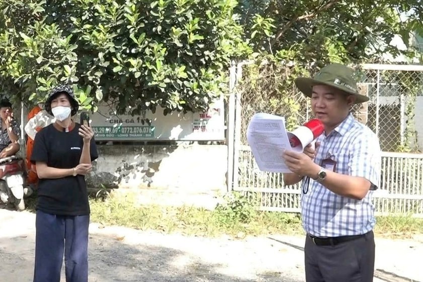 Ban cưỡng chế thu hồi đất Dự án Thành phần 1, thuộc Dự án Đường cao tốc Biên Hòa - Vũng Tàu của huyện Long Thành đọc thông báo trước khi thực hiện cưỡng chế.