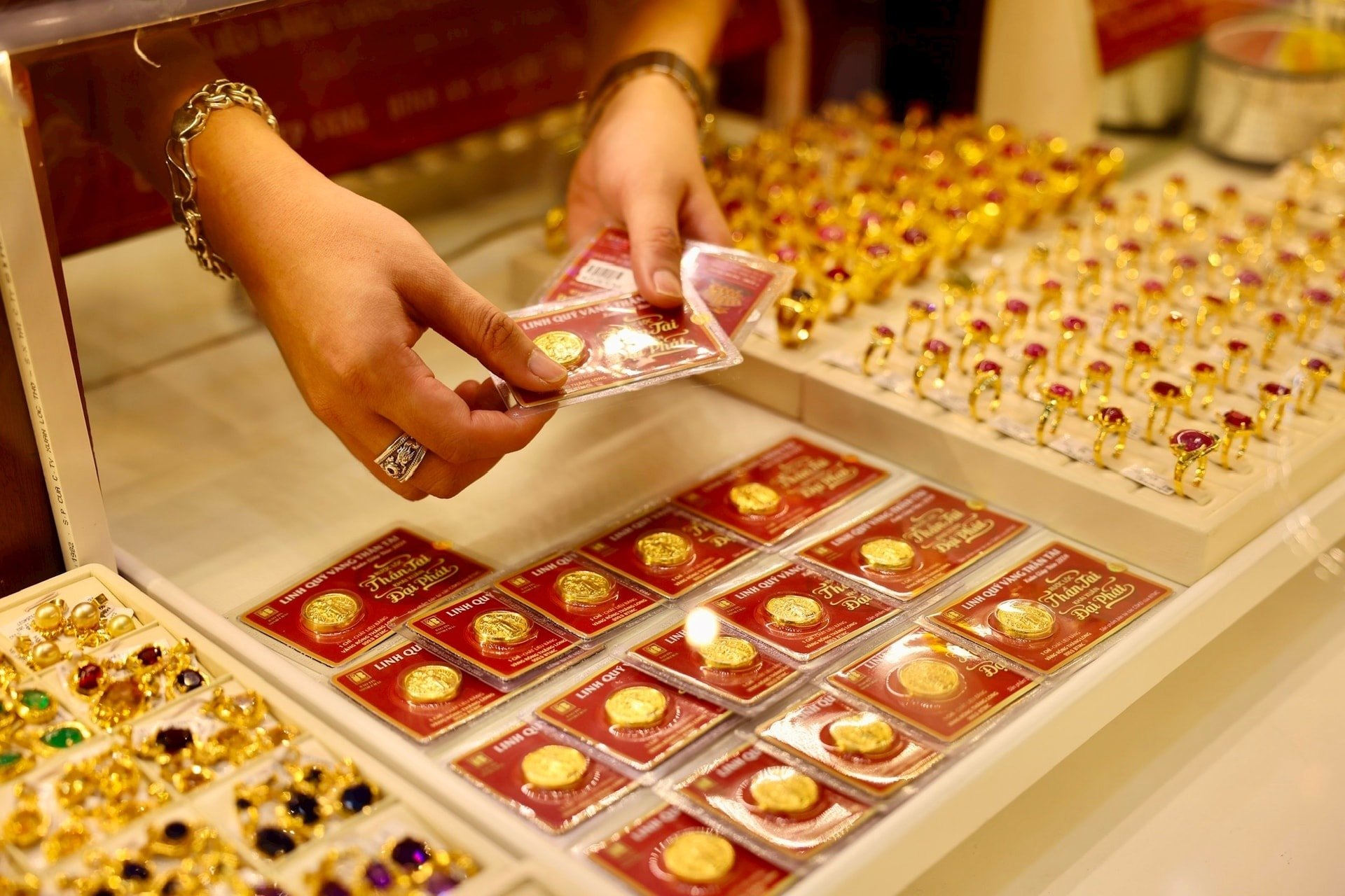 Gold price this afternoon 5/16/2025 Domestic and international gold prices cooled down compared to this morning