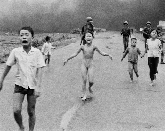 World Press Photo ngừng ghi nhận Nick Út là tác giả bức ảnh 'Em bé Napalm'- Ảnh 1.