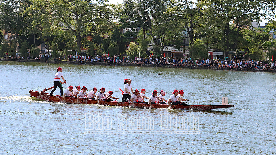 Đội tuyển bơi chải nữ huyện Giao Thủy thi đấu tại Giải Bơi chải tỉnh.