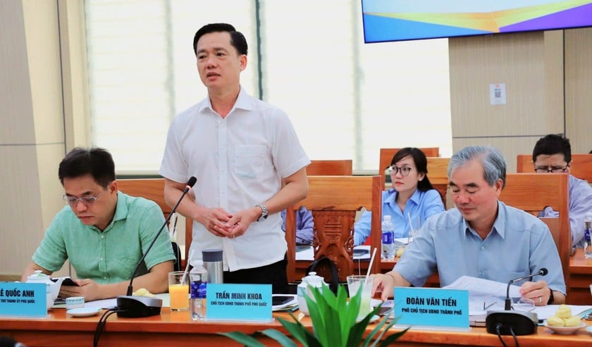 Chủ tịch UBND thành phố Phú Quốc Trần Minh Khoa báo cáo tình hình thực hiện công tác bồi thường và những công tác khác tại Hội nghị
