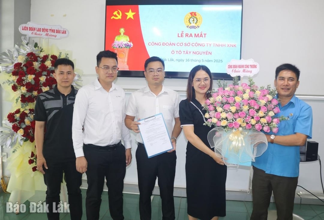 Chủ tịch Công đoàn ngành Công Thương Hoàng Anh Tuấn trao quyết định thành lập, tặng hoa chúc mừng Ban chấp hành CĐCS lâm thời Công ty TNHH Xuất nhập khẩu Ô tô Tây Nguyên.