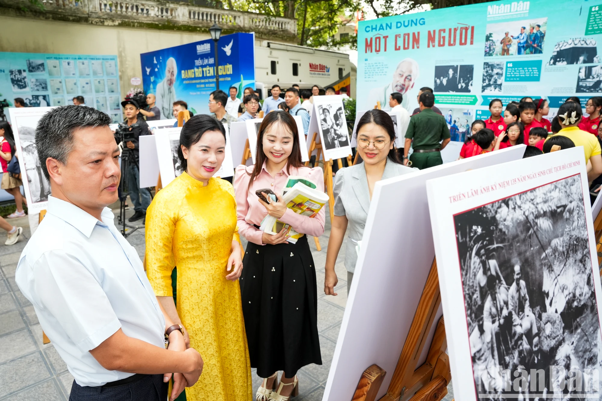 [Ảnh] Đông đảo người dân và du khách đến với Triển lãm ảnh "Rạng rỡ tên Người'' ảnh 7