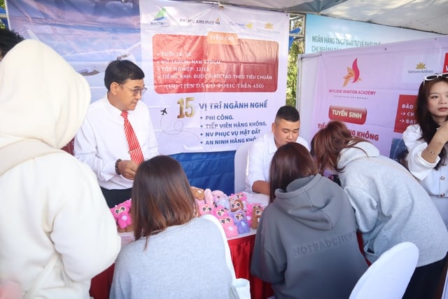 Hàng ngàn sinh viên đến với ngày hội việc làm – DLU Job Fair 2025 - Ảnh 5.