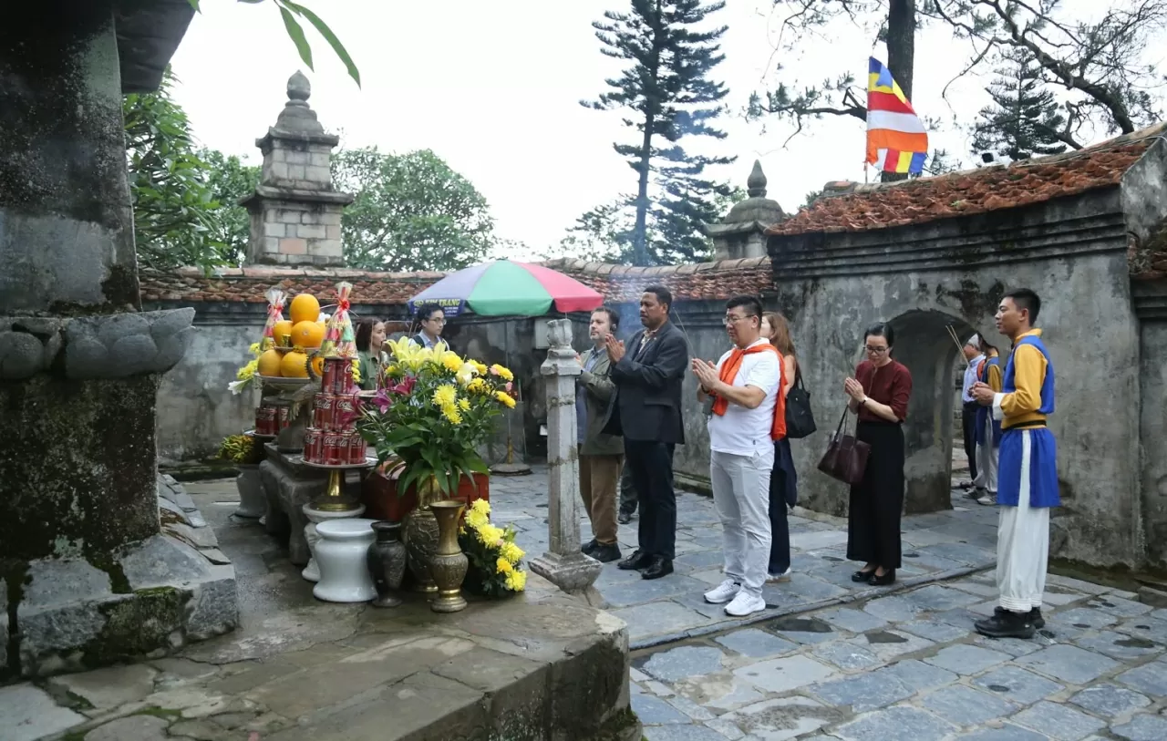 Đoàn đại sứ, đại biện, trưởng phái đoàn, trưởng đại diện của tổ chức quốc tế tại Việt Nam thắp hương tại chùa Yên Tử (Quảng Ninh). (Ảnh: Thành Long)