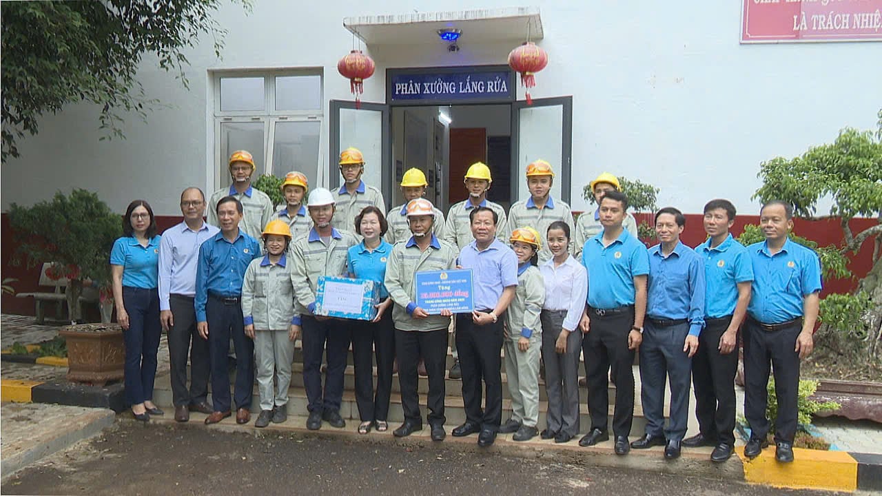 Đồng chí Nguyễn Trung Hiếu- Phó Chủ tịch Công đoàn TKV thăm và tặng quà phân xưởng Lắng rửa.