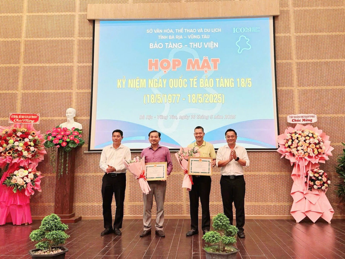 Ông Nguyễn Minh Triết, Phó Giám đốc Sở VH-TT-DL và ông Trần Công Sơn, Giám đốc Bảo tàng-Thư viện tỉnh tặng giấy khen đến hai nhà sưu tập.