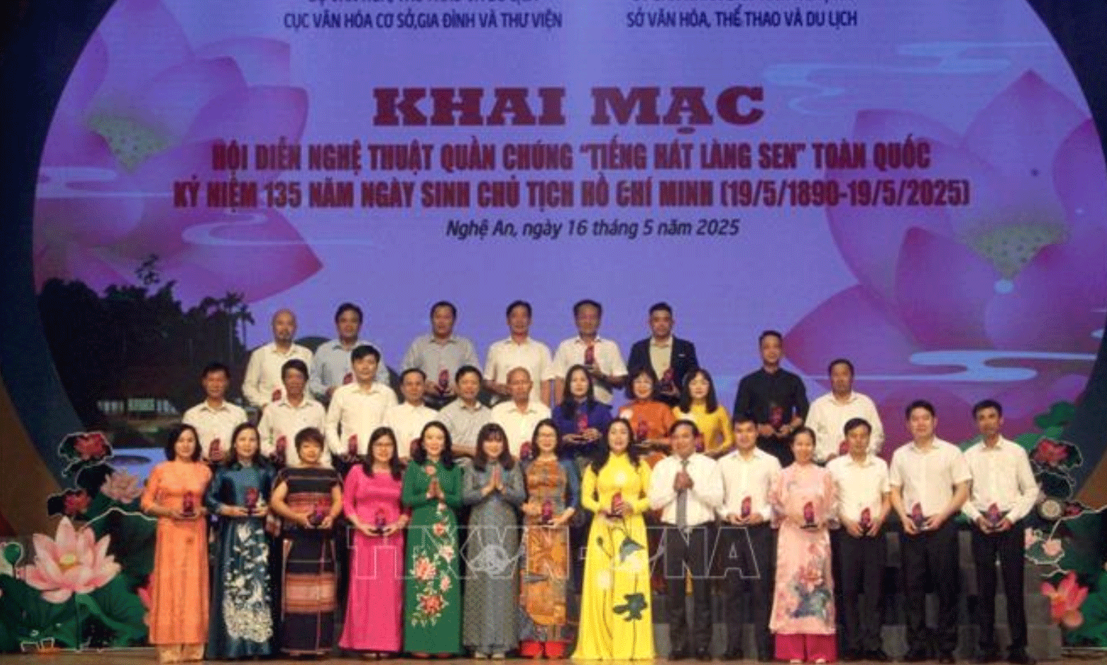 Ban tổ chức trao cúp lưu niệm cho các đoàn tham gia Hội diễn. Ảnh: Văn Tý/TTXVN