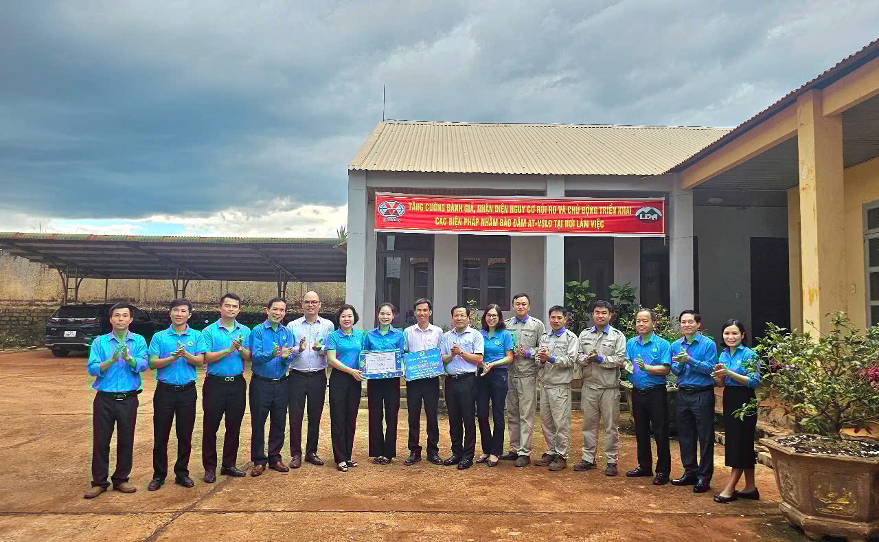 Đồng chí Nguyễn Trung Hiếu- Phó Chủ tịch Công đoàn TKV thăm và tặng quà phân xưởng Mỏ tuyển. 