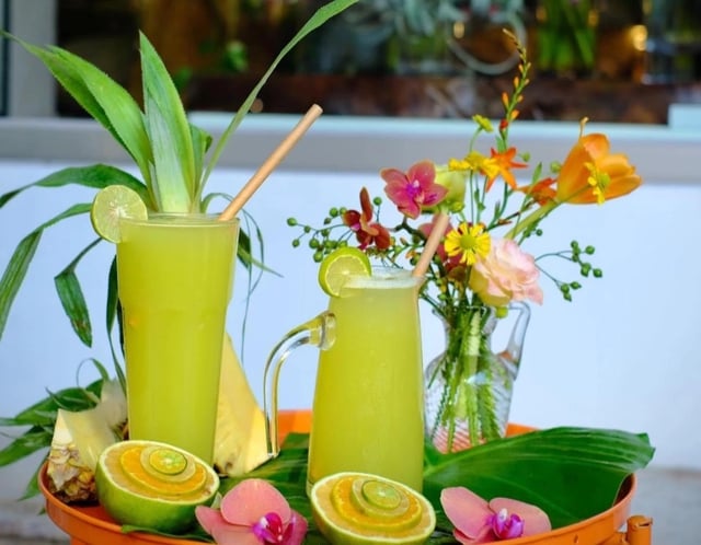 Nghệ nhân cắm hoa bán nước mía ở hồ Gươm có thu nhập bất ngờ - Ảnh 2.