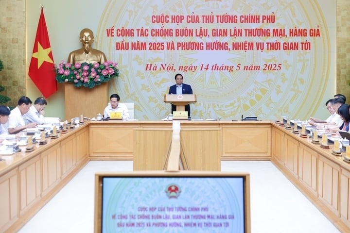 Sáng 14/5, Thủ tướng chủ trì làm việc với các bộ, ngành, cơ quan Trung ương để đánh giá về công tác chống buôn lậu, gian lận thương mại, hàng giả, vi phạm sở hữu trí tuệ, xuất xứ hàng hóa những tháng đầu năm 2025 và phương hướng, nhiệm vụ thời gian tới. (Ảnh: VGP)