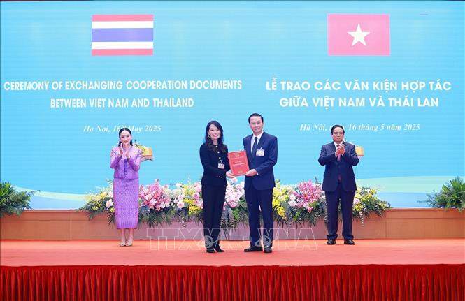 នាយករដ្ឋមន្ត្រីវៀតណាម និងថៃបានធ្វើជាសាក្សីក្នុងពិធីប្រគល់ឯកសារសហប្រតិបត្តិការ។