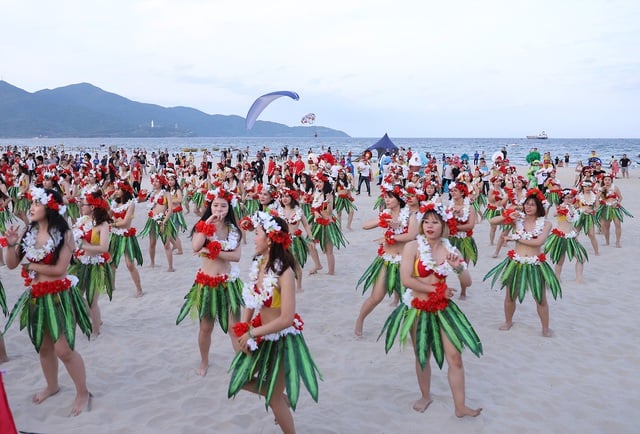 Flashmob bikini, zumba và đồng diễn yoga ở lễ hội Tận hưởng Đà Nẵng- Ảnh 2.