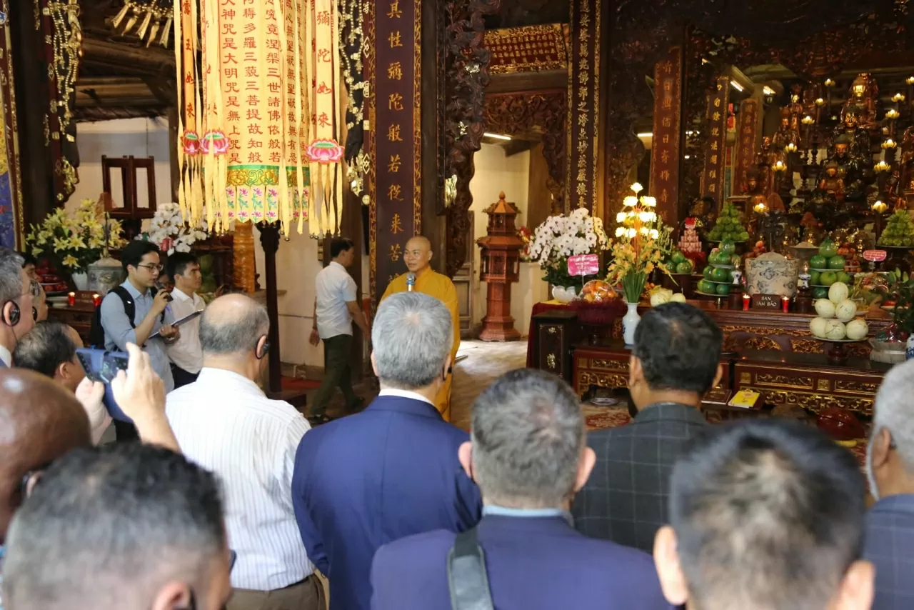 Các đại biểu tham quan chùa và tìm hiểu giá trị văn hóa, lịch sử của bộ mộc bản được UNESCO công nhận là Di sản tư liệu thuộc Chương trình Ký ức thế giới khu vực châu Á - Thái Bình Dương. (Ảnh: Thành Long)