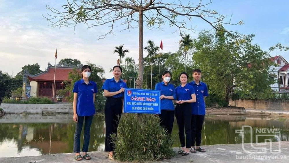 Đoàn cấp xã trong huyện Phú Bình lắp đặt biển cảnh báo tại khu vực nước sâu, nguy hiểm, khu vực dễ xảy ra tai nạn đuối nước.