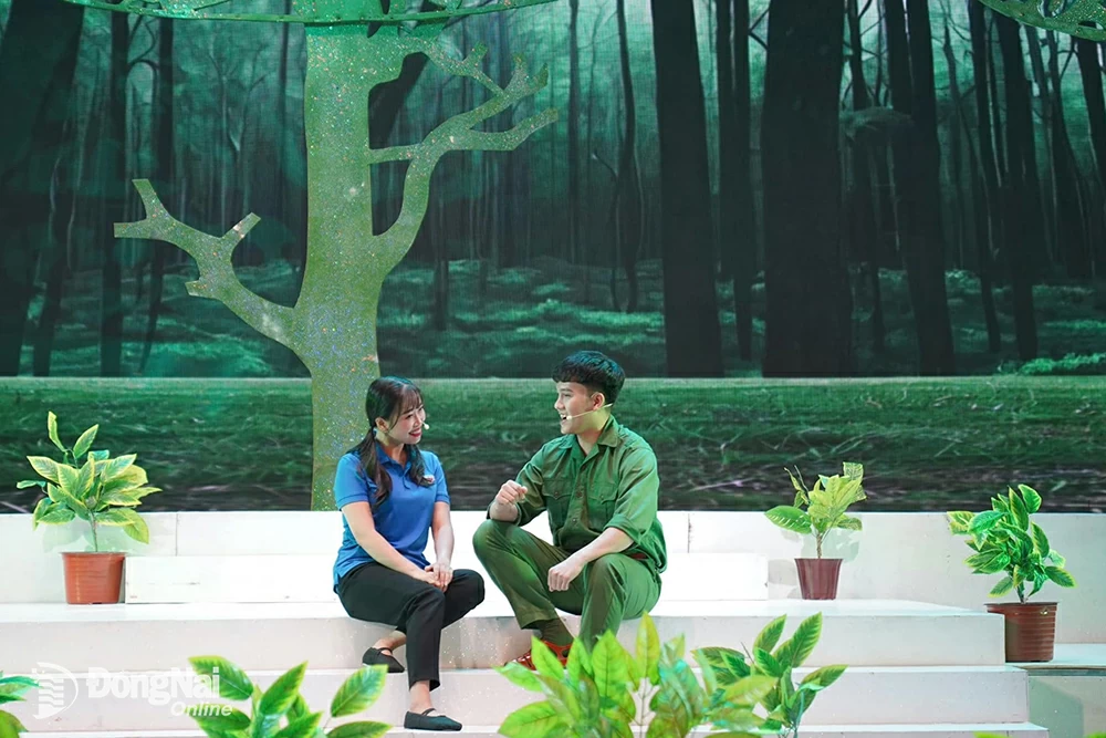 Nghệ sĩ Diễm Hương trong vở cải lương Đồng chí.