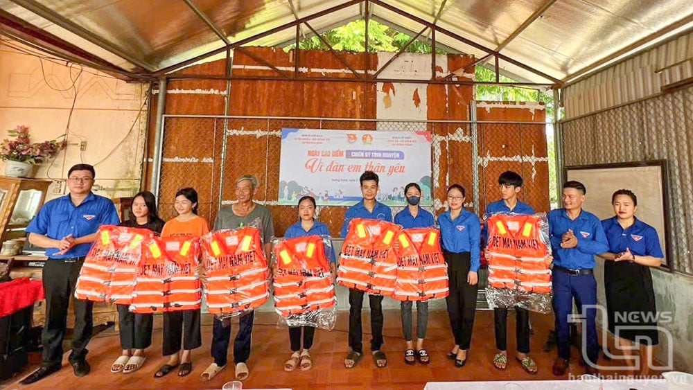Huyện đoàn Phú Bình tặng áo phao cho các cơ sở đoàn trong huyện.