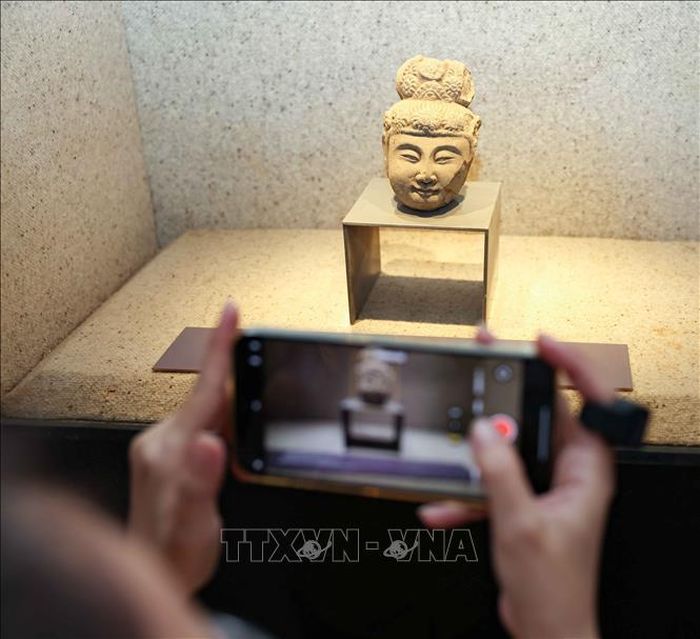 The works and artifacts on display attract public attention. Photo: Thanh Tung/VNA