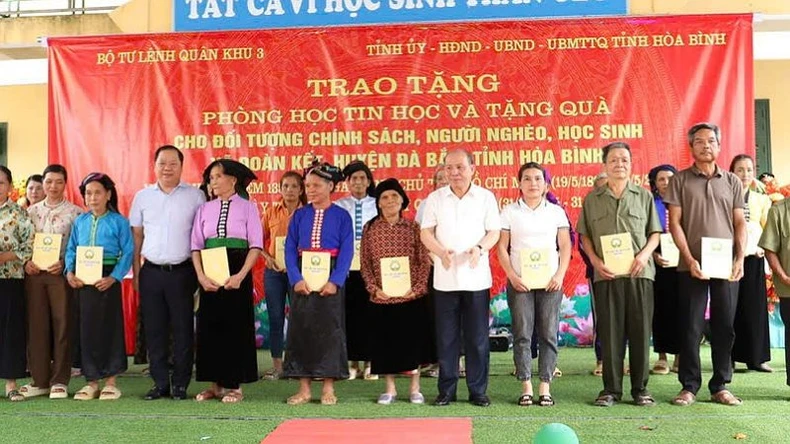 Trao tặng phòng học máy vi tính và quà cho đối tượng chính sách, hộ nghèo, học sinh vùng đặc biệt khó khăn ảnh 1