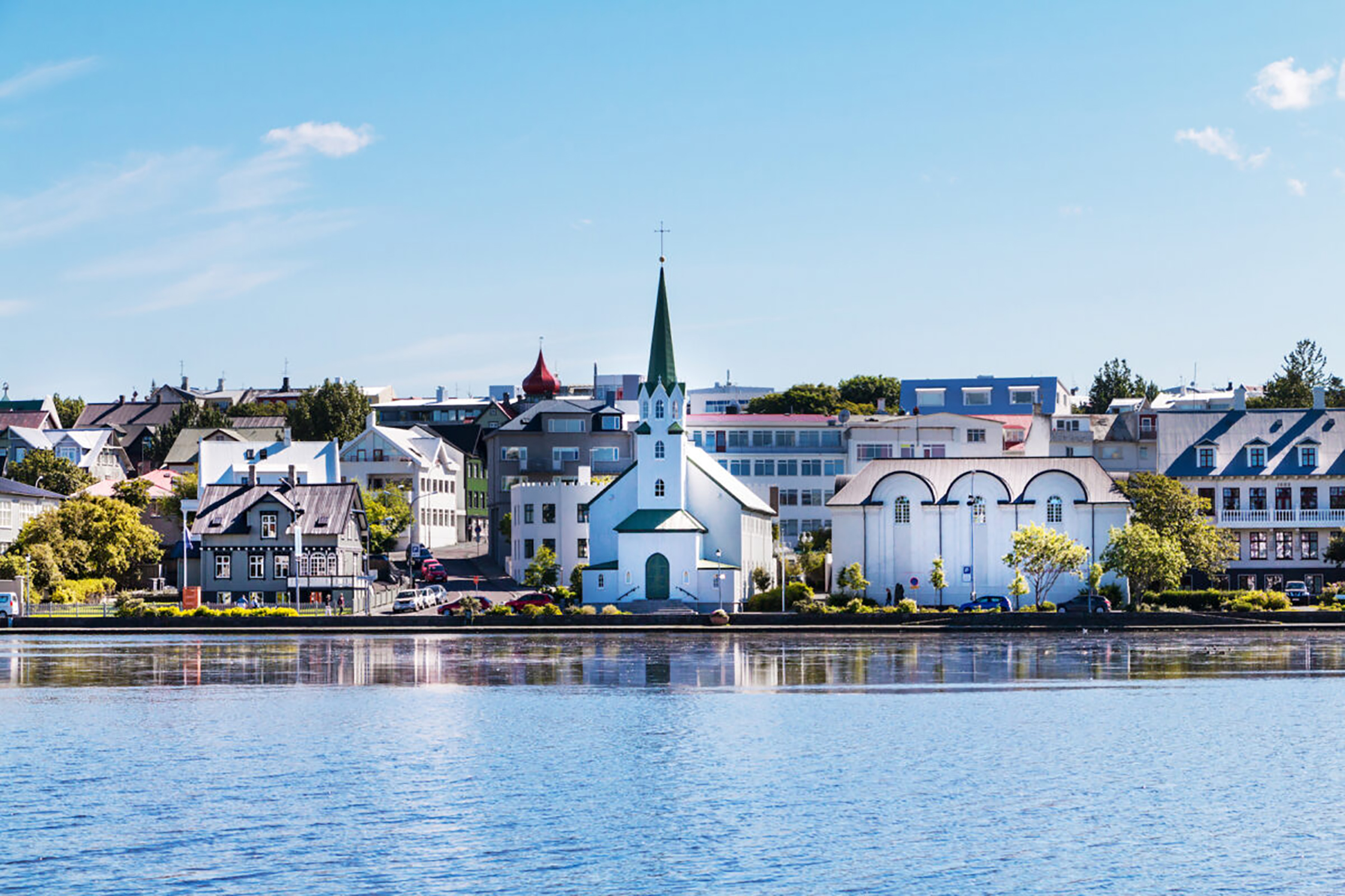 Reykjavik ជារដ្ឋធានីដ៏ស្រស់ស្អាតនៃប្រទេសអ៊ីស្លង់ ទាក់ទាញអ្នកទេសចរជាមួយនឹងទេសភាពដ៏អស្ចារ្យ និងខ្យល់អាកាសបរិសុទ្ធ។