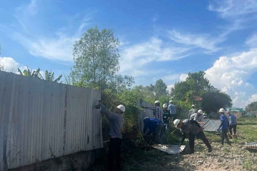 Lực lượng chức năng tháo dỡ công trình trên đất của 1 hộ dân thuộc tờ bản đồ số 24, xã Long Đức