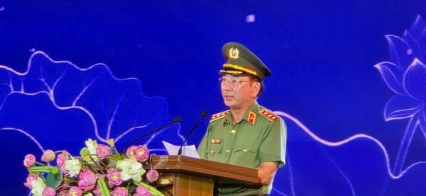 Thượng tướng Trần Quốc Tỏ, Ủy viên Trung ương Đảng, Thứ trưởng Bộ Công an phát biểu tại Lễ khánh thành Tượng đài &quot;Bác Hồ về thăm quê&quot;.