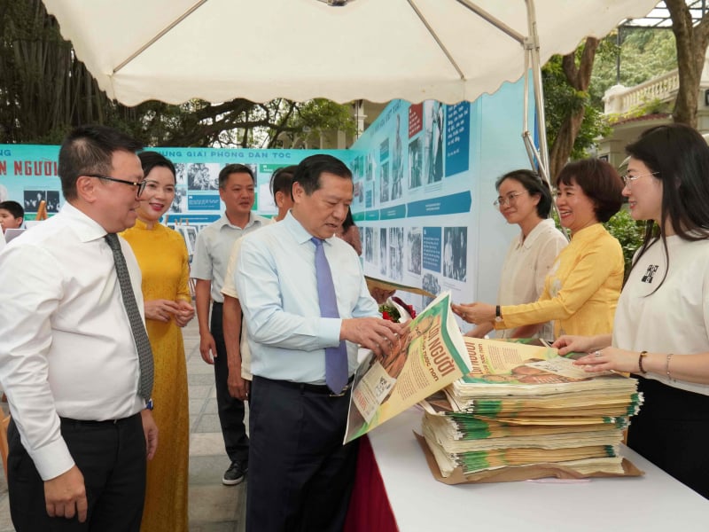 Triển lãm ảnh “Rạng rỡ tên Người” và ra mắt số báo Nhân Dân Cuối tuần đặc biệt -0