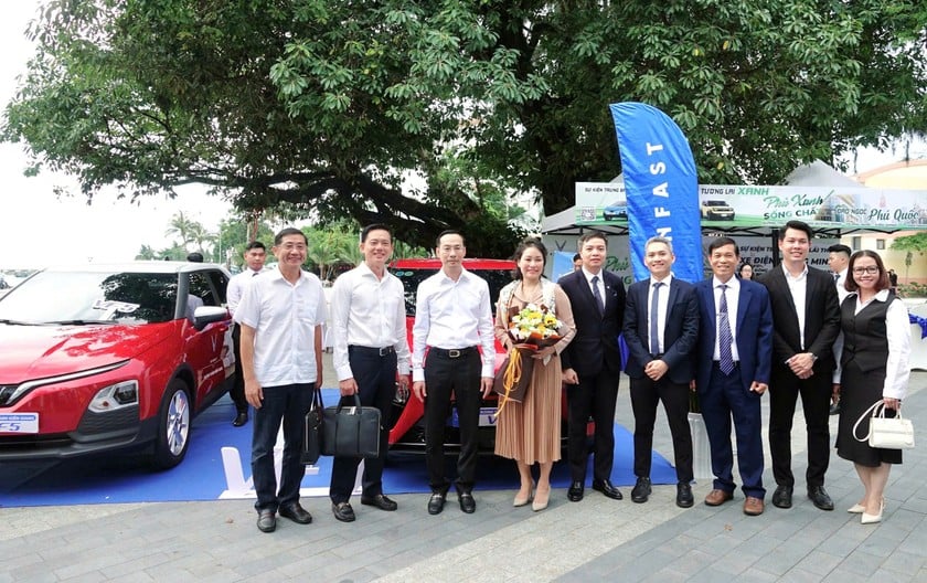 Lãnh đạo UBND tỉnh Kiên Giang đi khảo sát thực tế và chụp hình lưu niệm với đoàn công tác cấp cao của Tập đoàn Vingroup