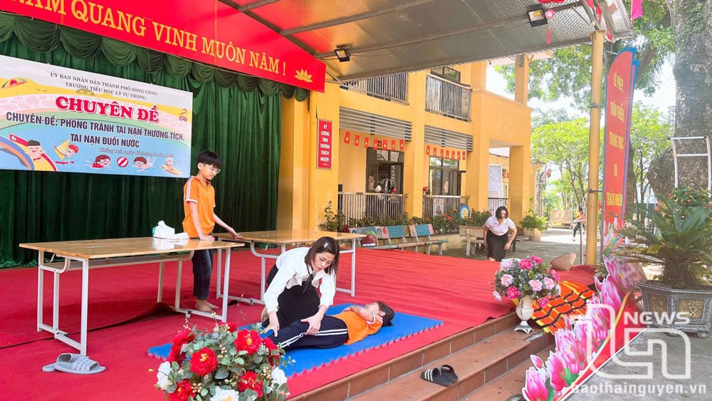 Trường Tiểu học Lý Tự Trọng (phường Thắng Lợi, TP. Sông Công) tổ chức tập huấn kỹ năng, phổ biến kiến thức phòng chống tai nạn đuối nước, tai nạn thương tích cho học sinh.