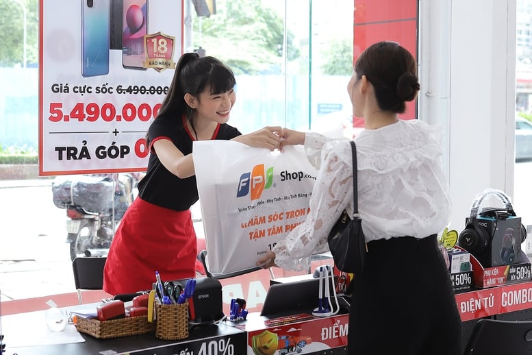 Khách hàng có thể nộp, rút tiền Vietcombank tại FPT Shop từ ngày 16/5- Ảnh 1.