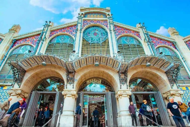 for-valencia-center-the-bright-place-of-culture-and-food.webp