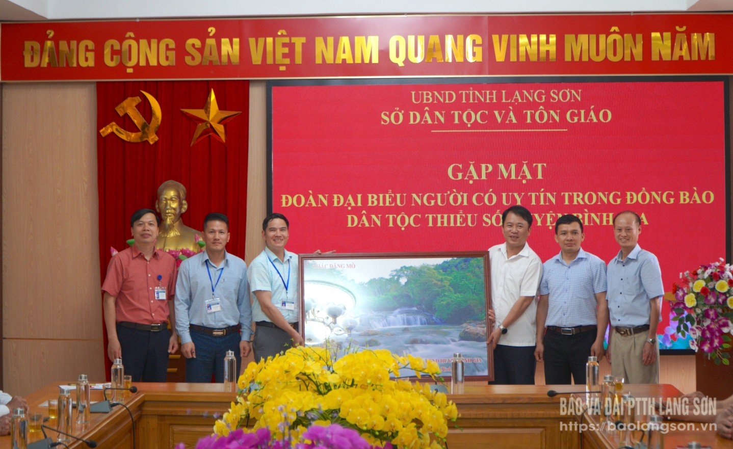 Đại diện đoàn đại biểu người có uy tín huyện Bình Gia tặng quà Sở Dân tộc và Tôn giáo