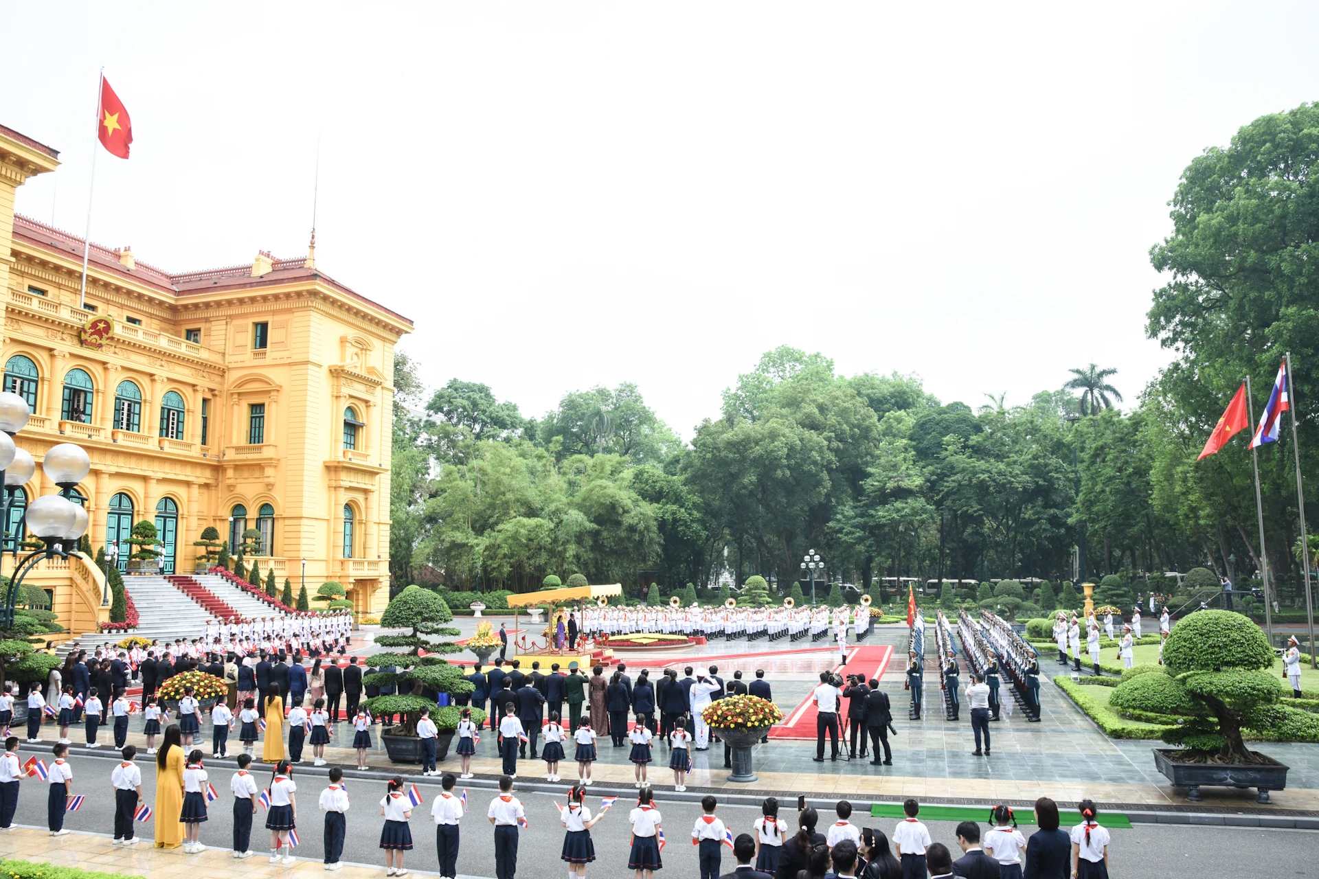 [Ảnh] Lễ đón Thủ tướng Vương quốc Thái Lan Paetongtarn Shinawatra thăm chính thức Việt Nam ảnh 1