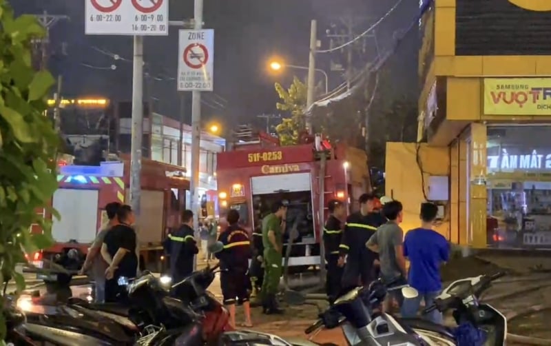 Lửa bùng phát, khách hàng tháo chạy khỏi cửa hàng Thế giới di động  -0