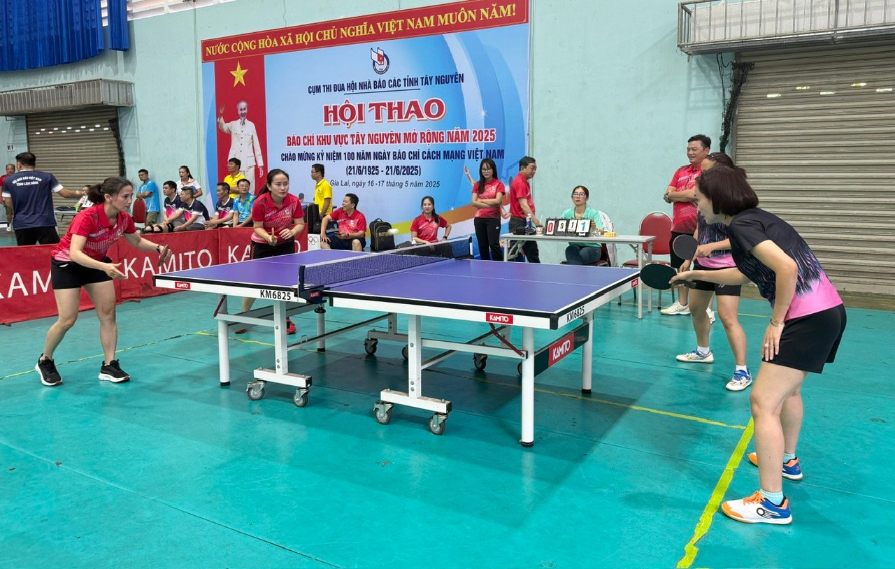 Các VĐV tranh tài môn bóng bàn đôi nam. Ảnh: HÀ MY