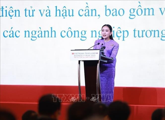 Thủ tướng Vương quốc Thái Lan Lan Paetongtarn Shinawatra phát biểu tại Diễn đàn doanh nghiệp Việt Nam - Thái Lan năm 2025. Ảnh: Dương Giang/TTXVN