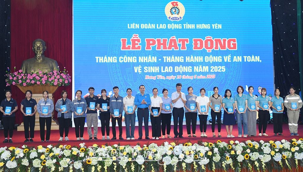 Phó Chủ tịch Thường trực HĐND tỉnh Lê Xuân Tiến và Lãnh đạo LĐLĐ tỉnh trao quà tặng đoàn viên, người lao động có hoàn cảnh khó khăn