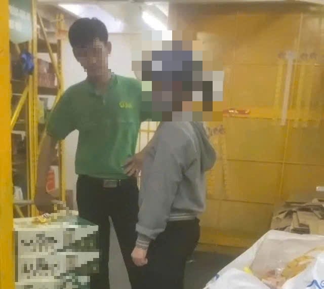 Cho thôi việc hiệu trưởng trường mẫu giáo lấy cắp đồ ở Bách hóa Xanh - Ảnh 1.