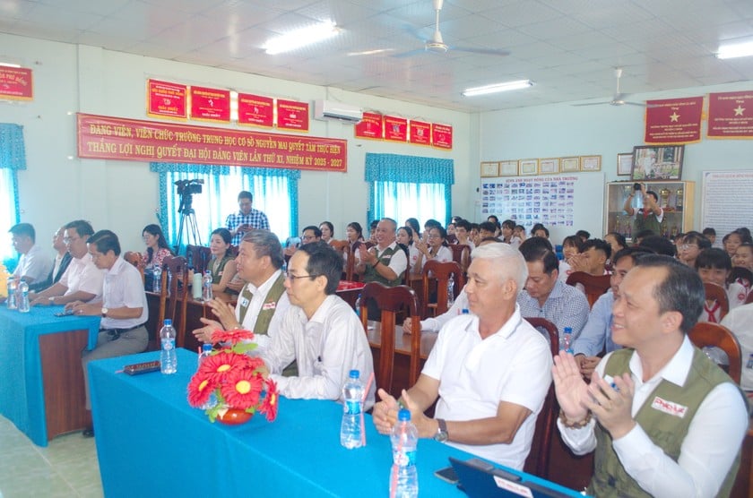 Đại biểu tham dự lễ phát động Cuộc thi trực tuyến ATGT học đường tại Trường THCS Nguyễn Mai.