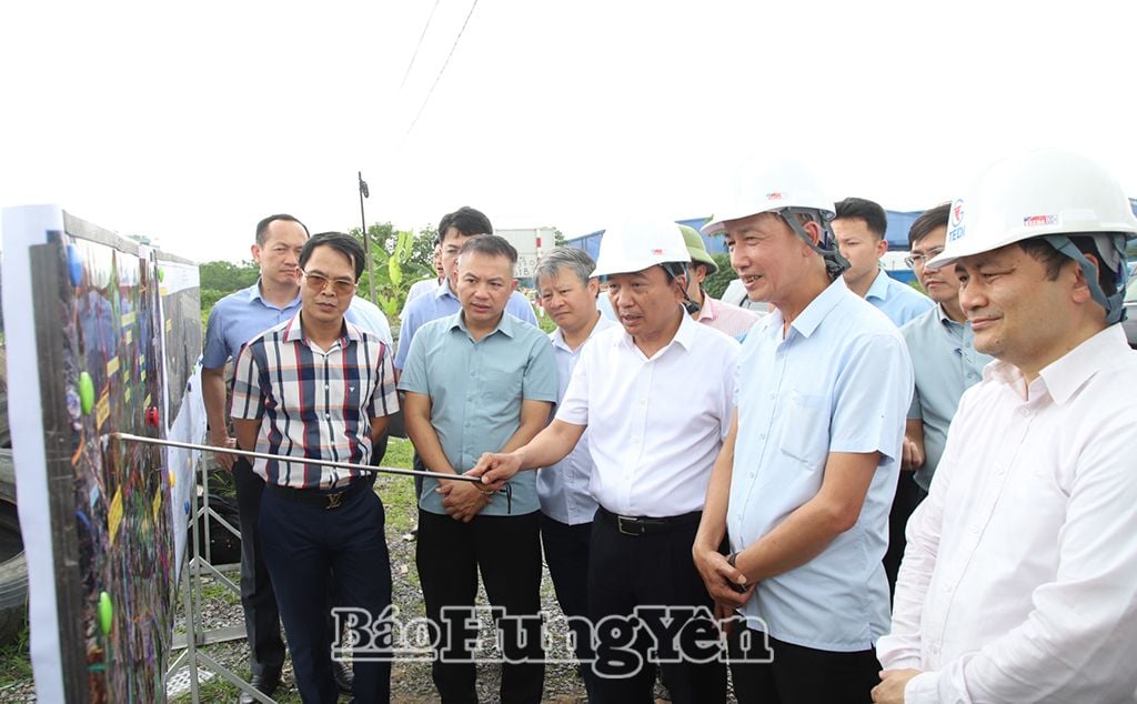 Thứ trưởng Bộ Xây dựng Nguyễn Danh Huy trao đổi tại buổi kiểm tra