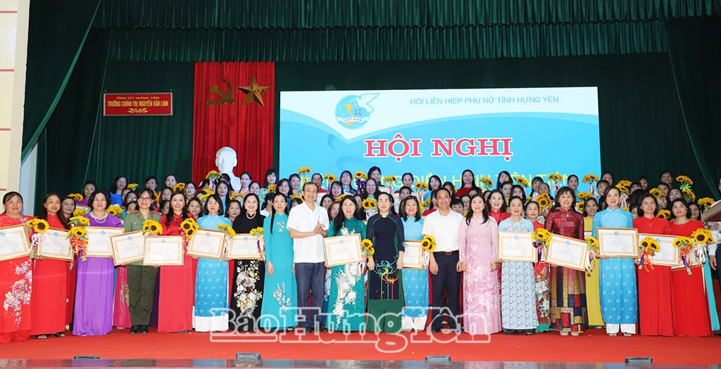 Các đại biểu chụp ảnh lưu niệm với các điển hình tiên tiến được biểu dương tại hội nghị