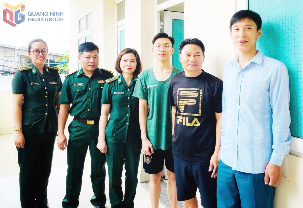 Cán bộ Đồn Biên phòng cửa khẩu cảng Hòn Gai bàn giao nạn nhân cho gia đình.