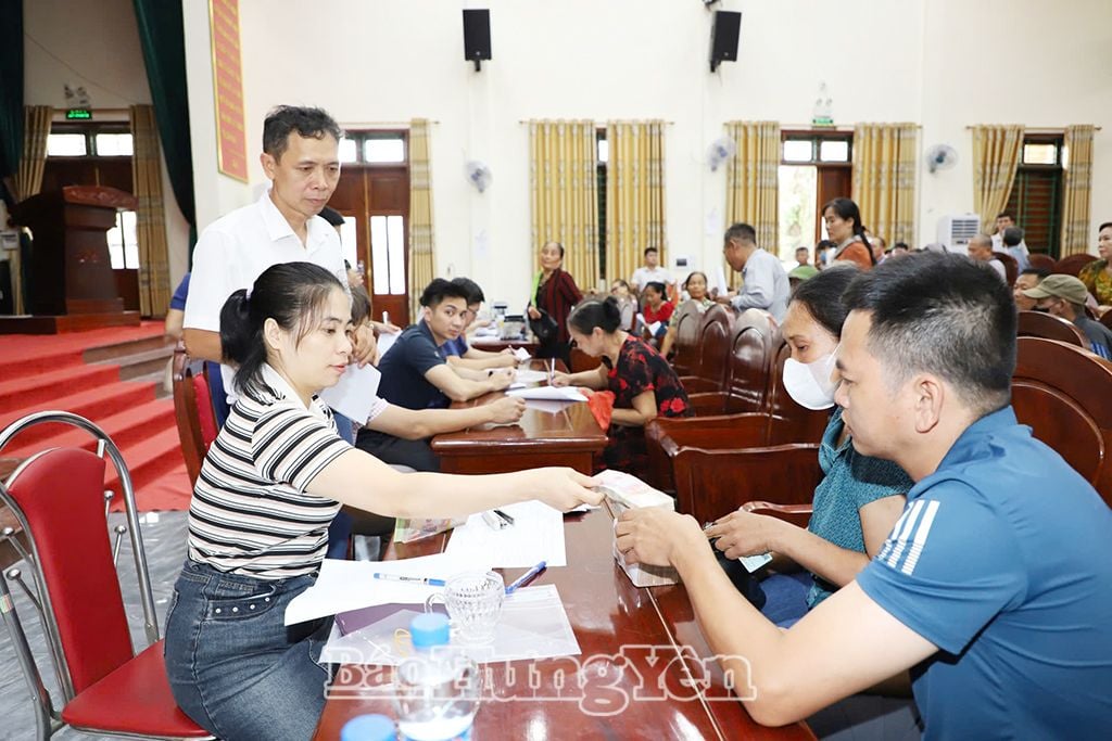 Người dân xã Quang Vinh nhận tiền đền bù thu hồi đất thực hiện khu tái định cư phục vụ dự án đường Tân Phúc - Võng Phan